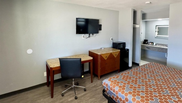 Hondo Executive Inn image 26