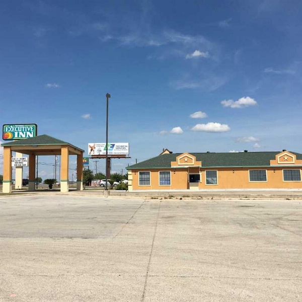 Hondo Executive Inn image 5